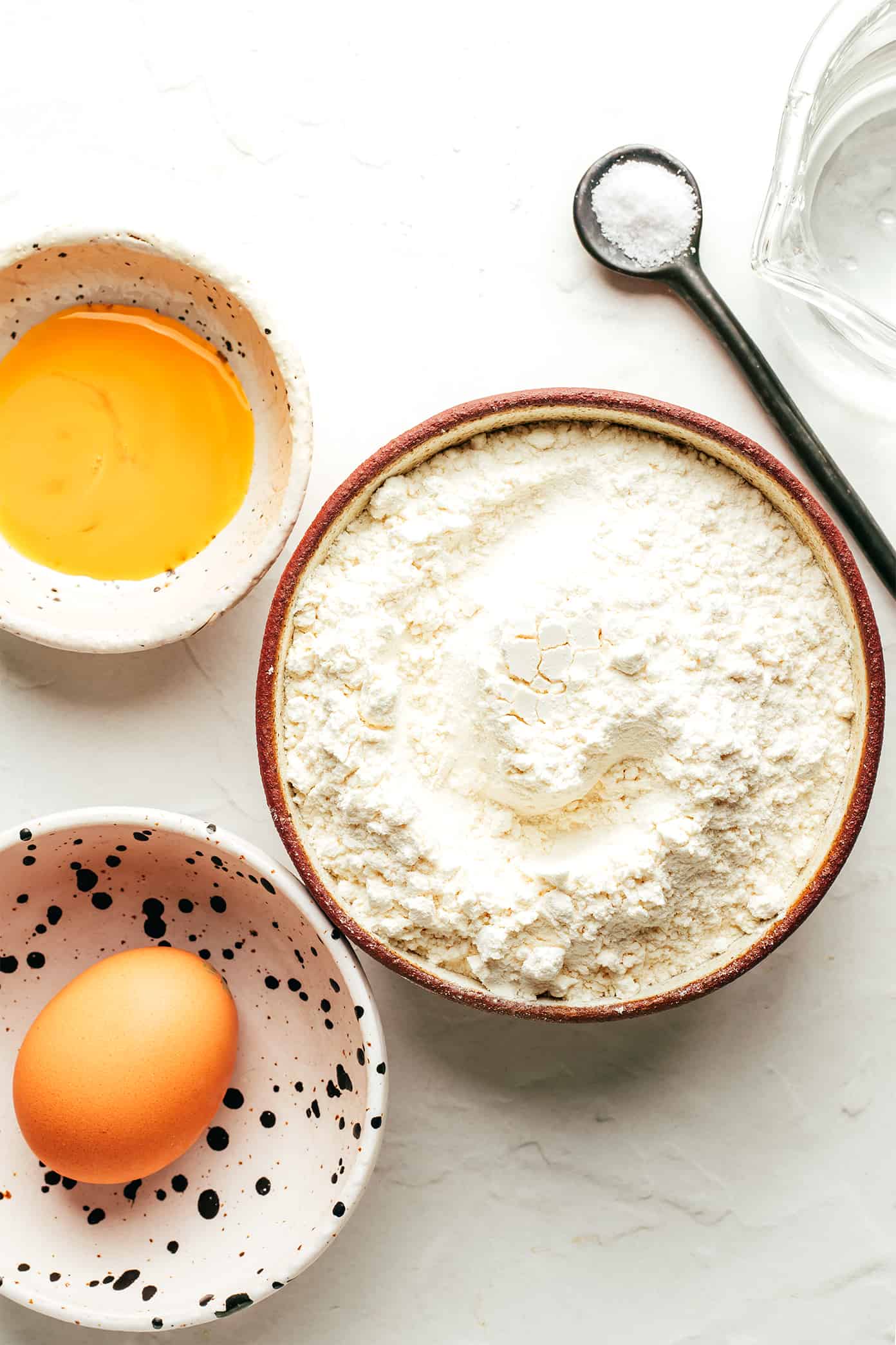 This homestyle egg noodle recipe is incredibly easy to make by hand in just 15 minutes with 4 basic ingredients. Perfect for soups, stews, casseroles and more! | gimmesomeoven.com Homemade Egg Noodle Ingredients - flour, egg, water, salt