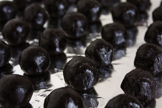Oreo Truffles (Snowballs) Recipe | gimmesomeoven.com