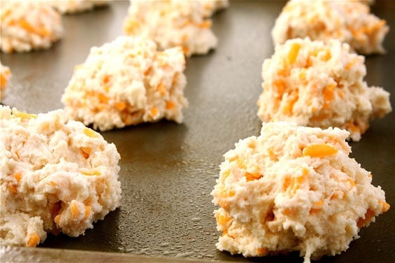 Garlic Cheddar Biscuits (A La Red Lobster) | gimmesomeoven.com