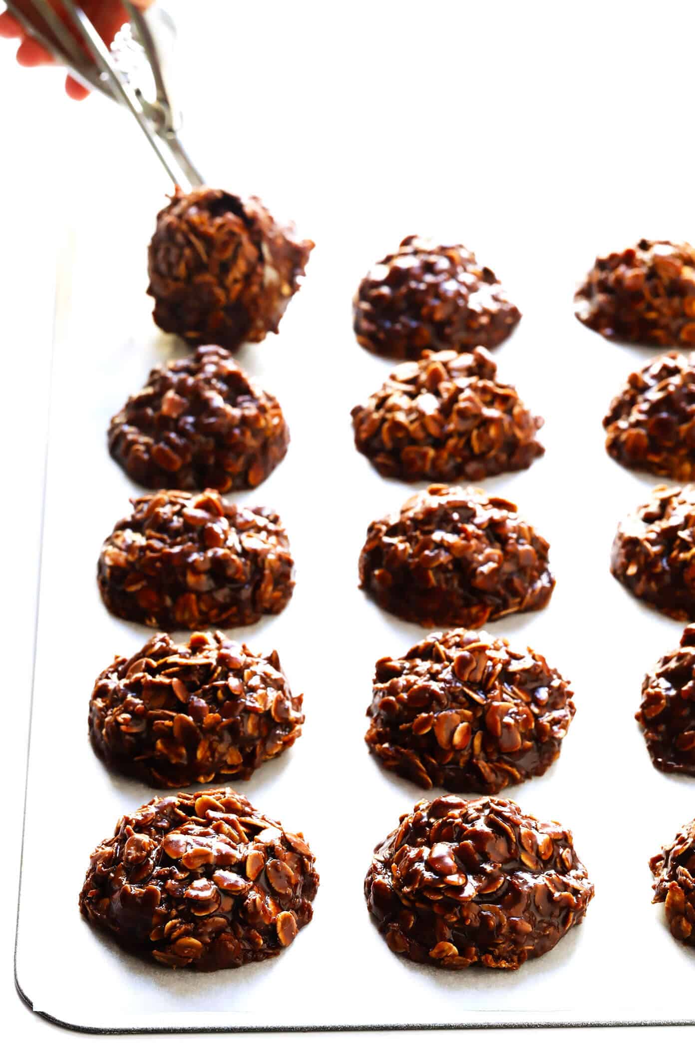 This classic No Bake Cookies recipe is easy to make in just 15 minutes, and that peanut butter + chocolate + oatmeal combination is always a winner! | Gimme Some Oven #chocolate #nobake #cookies #peanutbutter #oatmeal #dessert How To Make No Bake Cookies