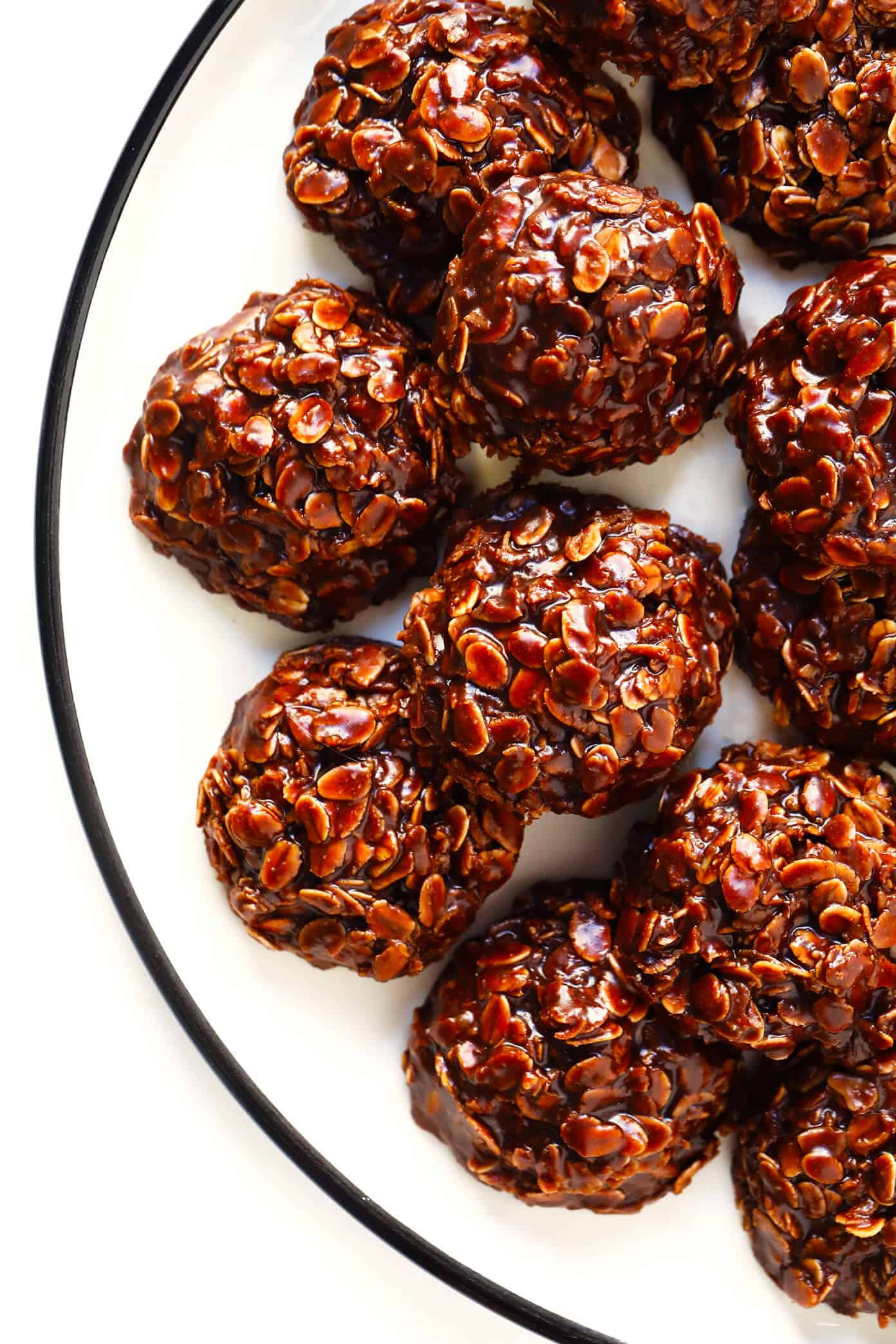 This classic No Bake Cookies recipe is easy to make in just 15 minutes, and that peanut butter + chocolate + oatmeal combination is always a winner! | Gimme Some Oven #chocolate #nobake #cookies #peanutbutter #oatmeal #dessert Peanut Butter No Bake Cookies
