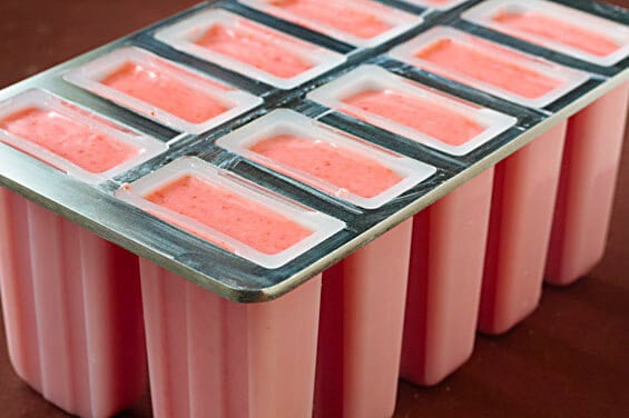 Strawberry Lime Yogurt Popsicles | gimmesomeoven.com
