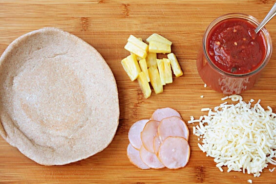 Hawaiian Pita Pizzas | gimmesomeoven.com
