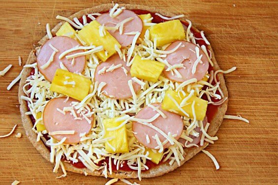 Hawaiian Pita Pizzas | gimmesomeoven.com