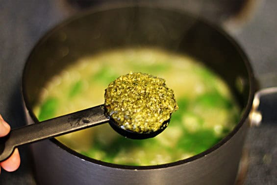 White Bean, Spinach & Pesto Soup | gimmesomeoven.com
