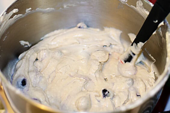 Blueberries & Cream Cupcakes | gimmesomeoven.com