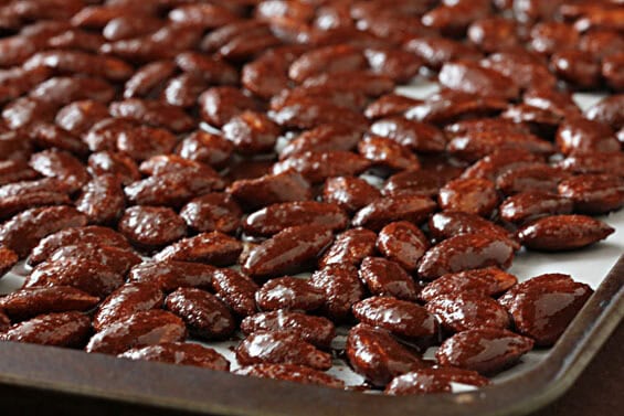 Spiced Cocoa Roasted Almonds | gimmesomeoven.com