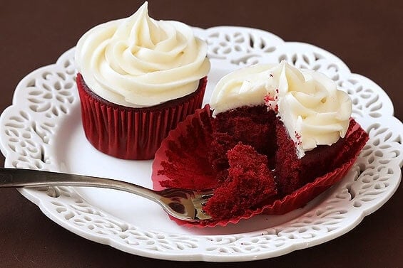 Red Velvet Cupcakes with Cream Cheese Frosting | gimmesomeoven.com