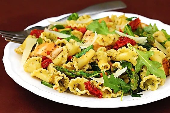 Pesto Pasta With Chicken, Asparagus & Arugula | gimmesomeoven.com
