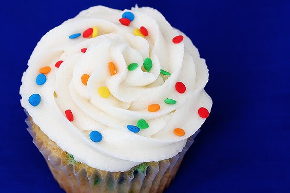 Funfetti Cupcakes | gimmesomeoven.com