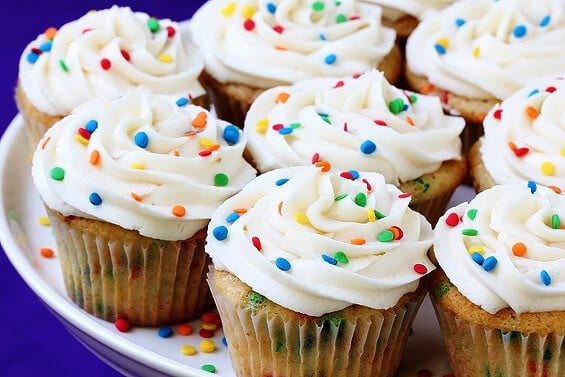 Funfetti Cupcakes | gimmesomeoven.com