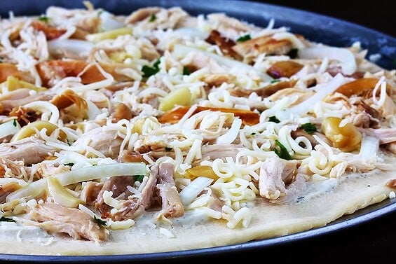Roasted Garlic Chicken Pizza | gimmesomeoven.com