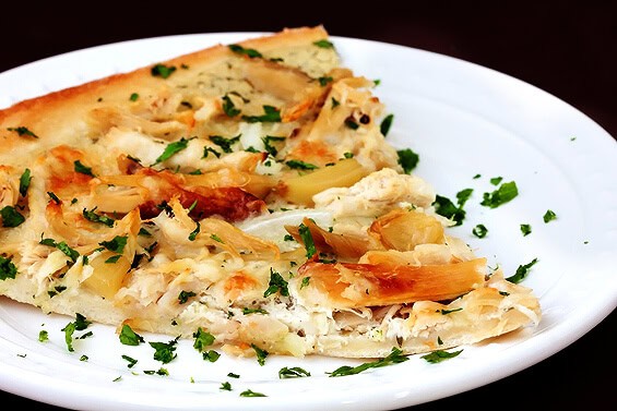 Roasted Garlic Chicken Pizza | gimmesomeoven.com