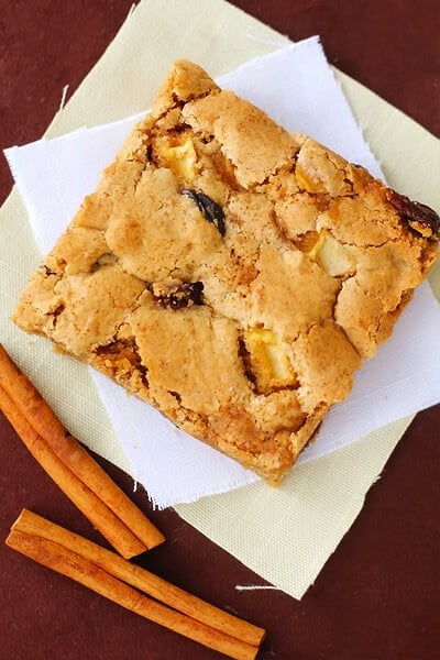 Apple Cinnamon Raisin Bars | gimmesomeoven.com