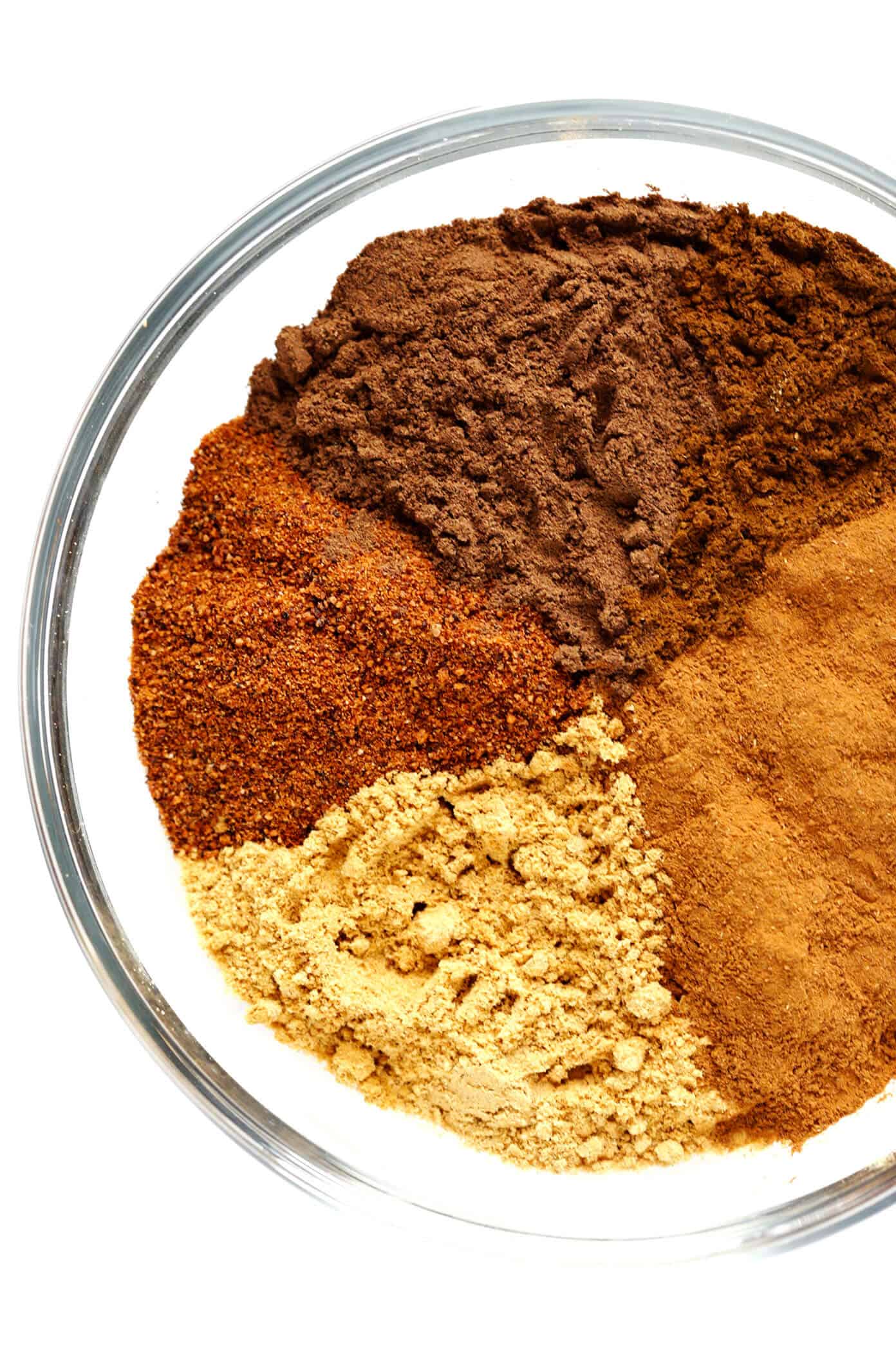This homemade pumpkin pie spice recipe is quick and easy to make with just 5 ingredients, and perfect for adding to pumpkin spice lattes, cakes, cookies, bars, pies, and all of your other favorite pumpkin spice recipes. | gimmesomeoven.com #pumpkin #spice #blend #recipe #homemade #diy #fall #baking Pumpkin Pie Spice Recipe Ingredients -- Cinnamon, Ginger, Nutmeg, Allspice and Cloves