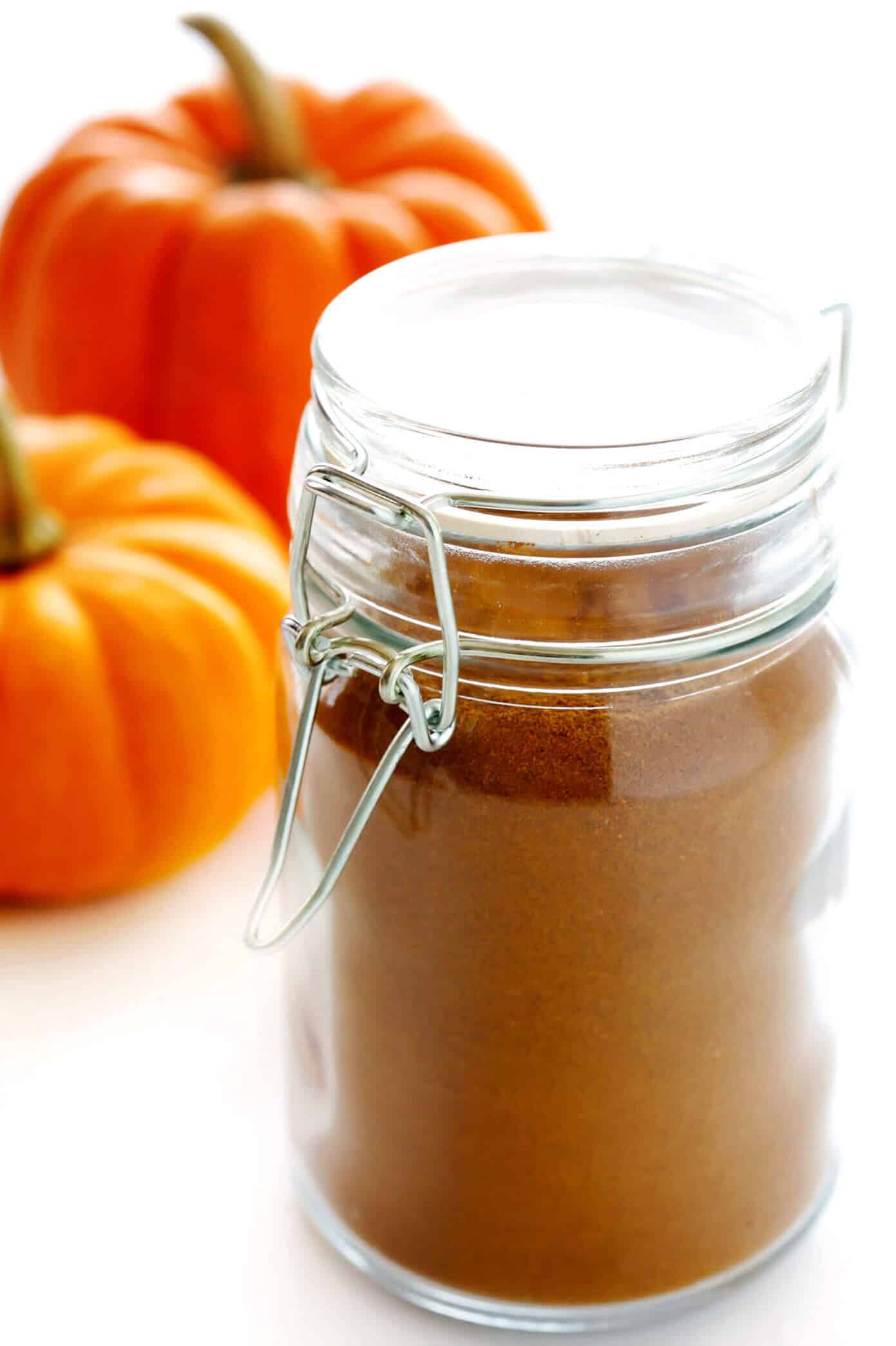 This homemade pumpkin pie spice recipe is quick and easy to make with just 5 ingredients, and perfect for adding to pumpkin spice lattes, cakes, cookies, bars, pies, and all of your other favorite pumpkin spice recipes. | gimmesomeoven.com #pumpkin #spice #blend #recipe #homemade #diy #fall #baking How To Make Pumpkin Pie Spice