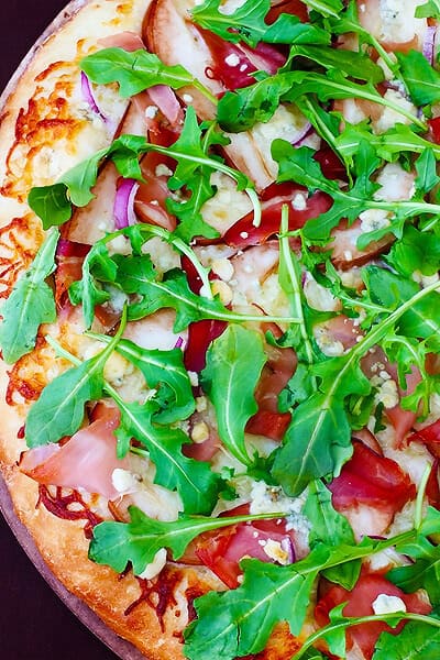 Pear, Prosciutto, Arugula & Gorgonzola Pizza | gimmesomeoven.com