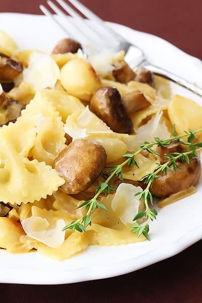 Creamy Roasted Garlic & Mushroom Pasta | gimmesomeoven.com