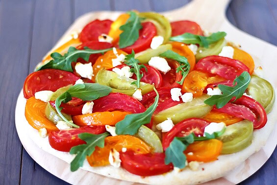 Heirloom Tomato, Arugula & Goat Cheese Pizza | gimmesomeoven.com