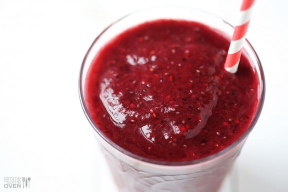 Easy Berry Smoothie | gimmesomeoven.com Easy Berry Smoothie | gimmesomeoven.com