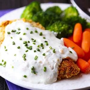Healthier Crispy Baked Chicken with Greek Yogurt Ranch Sauce | gimmesomeoven.com