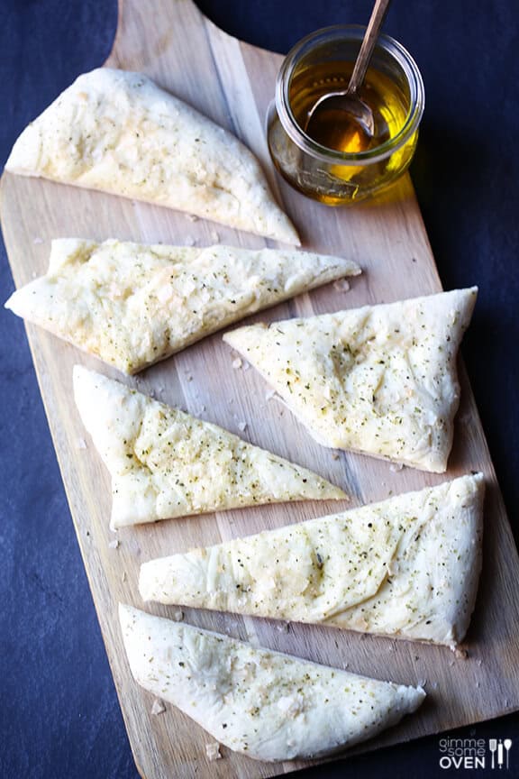 Easy Italian Flatbread | gimmesomeoven.com