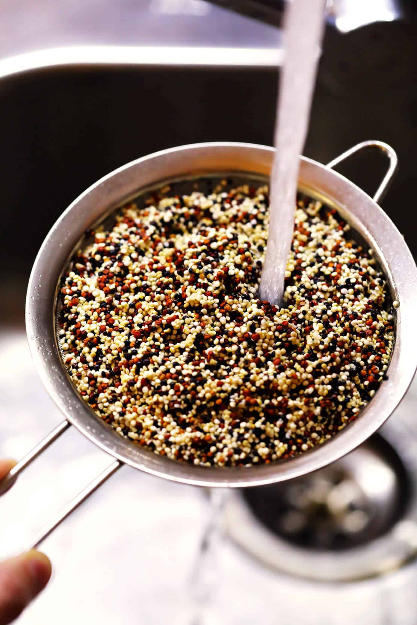 Learn how to cook quinoa PERFECTLY every time with this easy method! Plus tips for how to season and freeze quinoa, and a delicious collection of easy quinoa recipes. | gimmesomeoven.com #quinoa #healthy #glutenfree #howto #grains #mealprep #dinner #freezermeals How To Make Quinoa