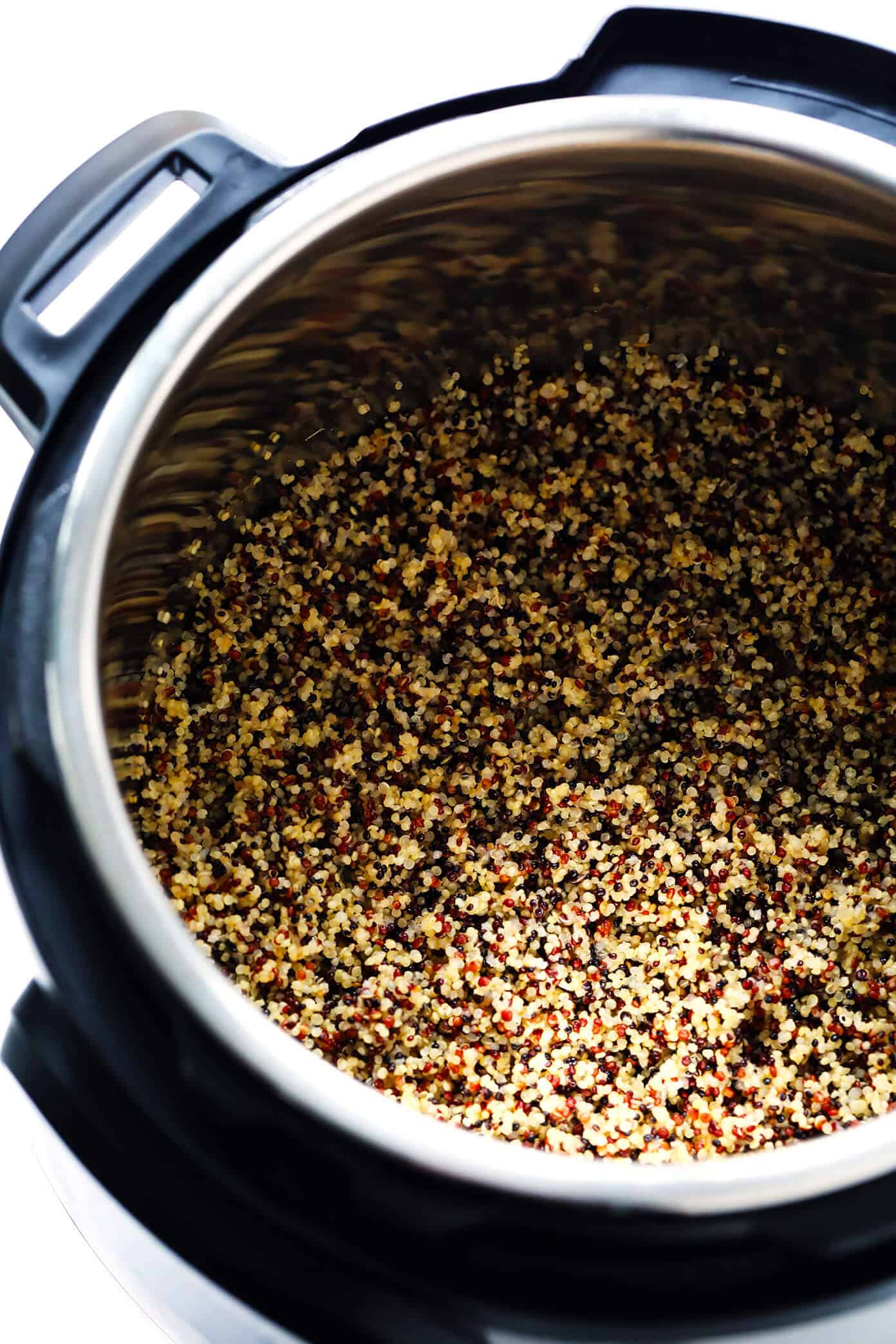 Learn how to cook quinoa PERFECTLY every time with this easy method! Plus tips for how to season and freeze quinoa, and a delicious collection of easy quinoa recipes. | gimmesomeoven.com #quinoa #healthy #glutenfree #howto #grains #mealprep #dinner #freezermeals Instant Pot Quinoa Recipe