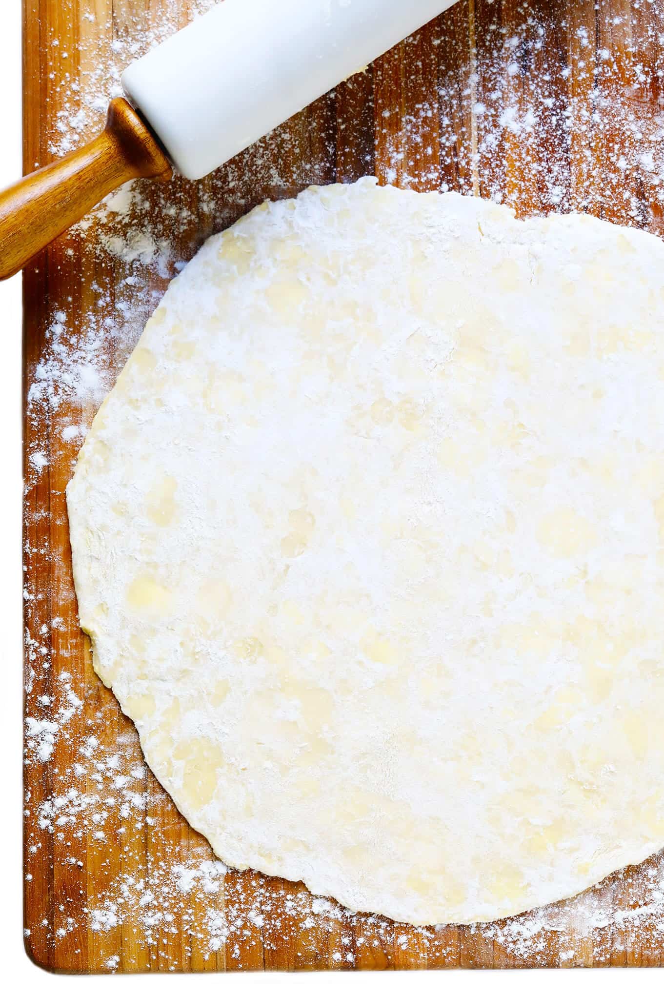 Learn how to make pie crust with this delicious, flaky, all-butter homemade pie crust recipe. It's easy to make in the food processor or 100% by hand with just 5 ingredients. | gimmesomeoven.com #pie #crust #dessert #homemade #thanksgiving #christmas #holiday #howto How To Make Pie Crust