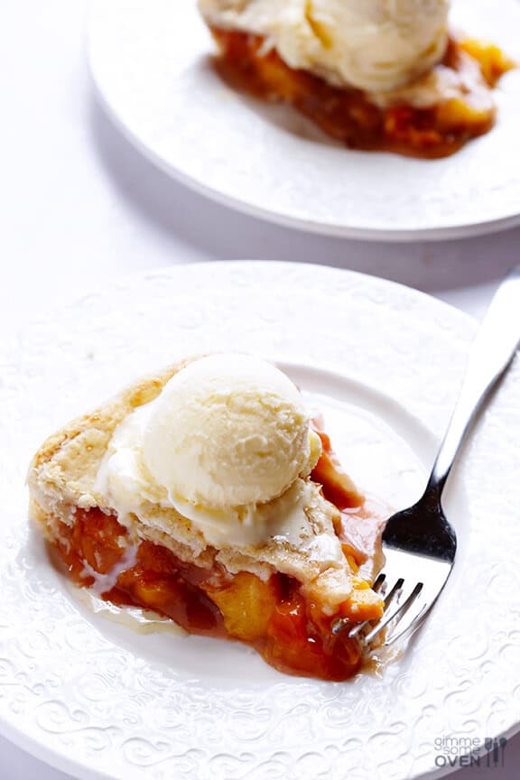 Peach Bourbon Pie Recipe | gimmesomeoven.com Peach Bourbon Pie Recipe | gimmesomeoven.com
