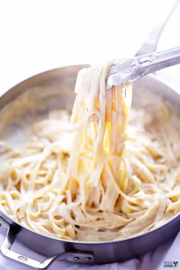 Skinny Fettuccine Alfredo Recipe | gimmesomeoven.com Skinny Fettuccine Alfredo Recipe | gimmesomeoven.com