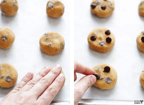4-Ingredient Peanut Butter Chocolate Chip Cookies | gimmesomeoven.com 4-Ingredient Peanut Butter Chocolate Chip Cookies | gimmesomeoven.com