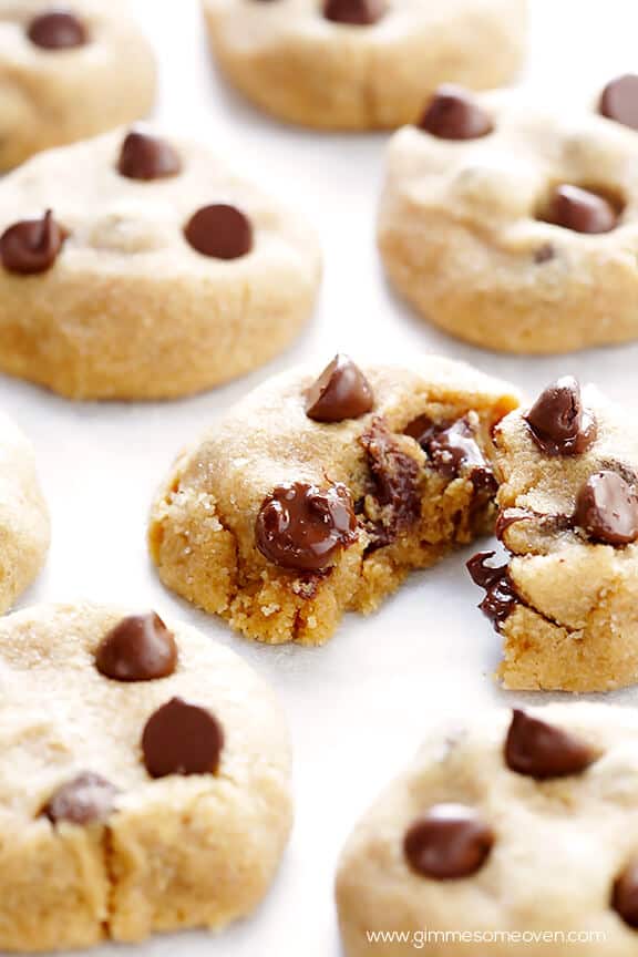 4-Ingredient Peanut Butter Chocolate Chip Cookies | gimmesomeoven.com 4-Ingredient Peanut Butter Chocolate Chip Cookies | gimmesomeoven.com