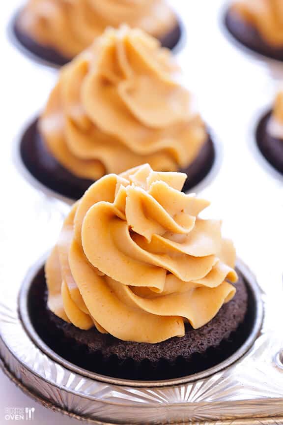 Chocolate Peanut Butter Cupcakes Recipe (with step-by-step tutorial) | gimmesomeoven.com Chocolate Peanut Butter Cupcakes Recipe (with step-by-step tutorial) | gimmesomeoven.com