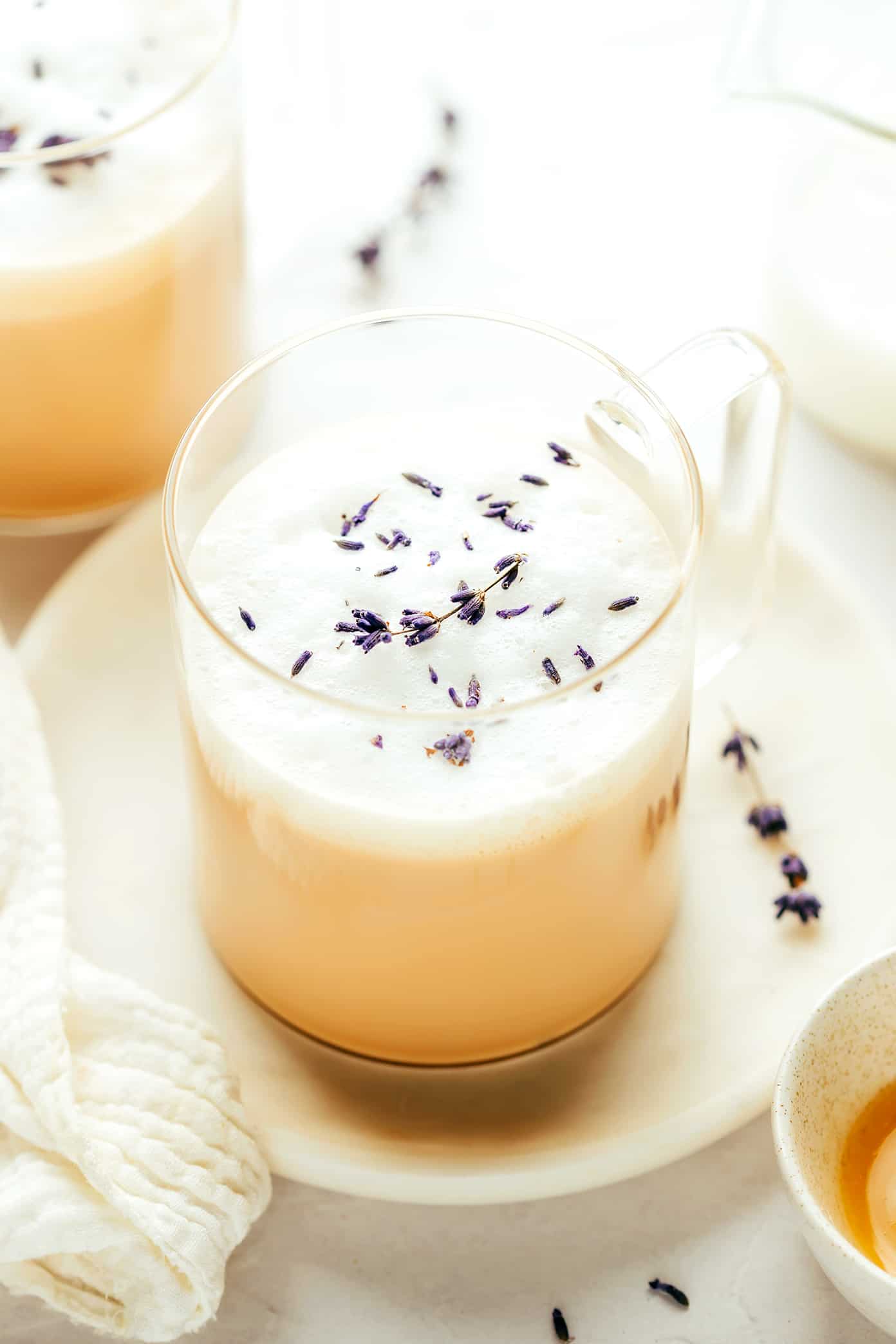 This cozy London Fog (Earl Grey) latte recipe is easy to make hot or iced and brewed with a lovely hint of lavender, vanilla, honey and your choice of milk. It's the perfect cozy drink to warm you up in the winter or a refreshing drink to cool off in the summer, and always so delicious! | gimmesomeoven.com Hot Earl Grey Latte in Mug