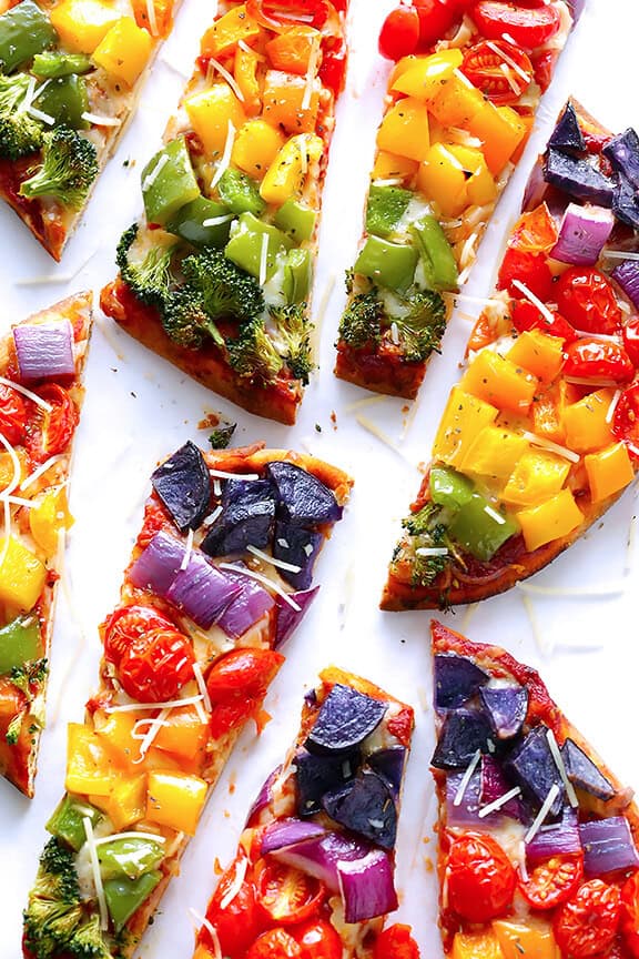 Rainbow Veggie Flatbread Pizza - quick, healthier, and SO tasty! | gimmesomeoven.com Rainbow Veggie Flatbread Pizza - quick, healthier, and SO tasty! | gimmesomeoven.com