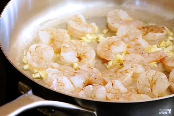 15-Minute Skinny Shrimp Scampi Recipe | gimmesomeoven.com 15-Minute Skinny Shrimp Scampi Recipe | gimmesomeoven.com