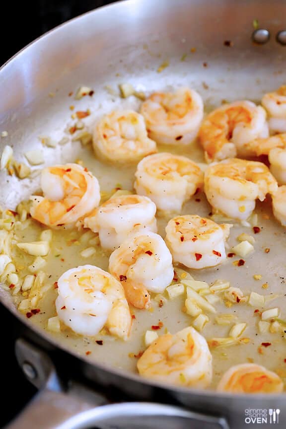 15-Minute Skinny Shrimp Scampi Recipe | gimmesomeoven.com 15-Minute Skinny Shrimp Scampi Recipe | gimmesomeoven.com