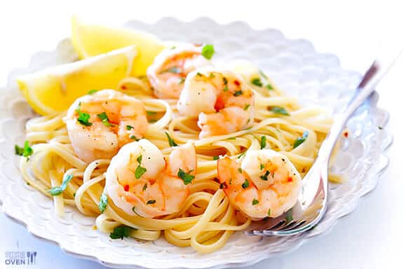 15-Minute Skinny Shrimp Scampi Recipe | gimmesomeoven.com 15-Minute Skinny Shrimp Scampi Recipe | gimmesomeoven.com