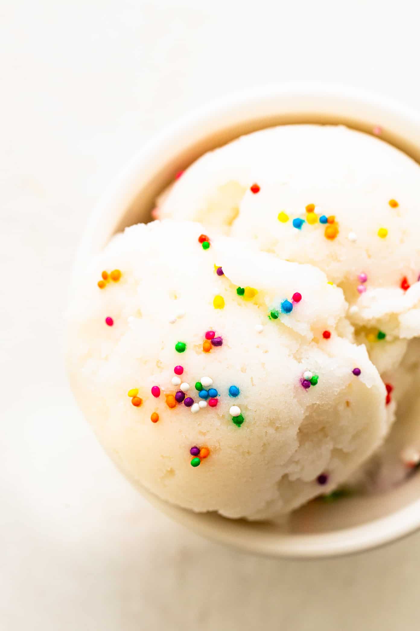 This fun snow ice cream recipe is super fun and easy to make in just 5 minutes! All you need are a few scoops of fresh snow (or shaved ice), milk, sugar, vanilla and a pinch of salt. It's the perfect snow day activity for kids...or kids at heart! | gimmesomeoven.com Scoop of Snow Ice Cream in Bowl