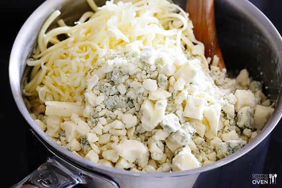 Blue Cheese and Bacon Macaroni and Cheese | gimmesomeoven.com Blue Cheese and Bacon Macaroni and Cheese | gimmesomeoven.com