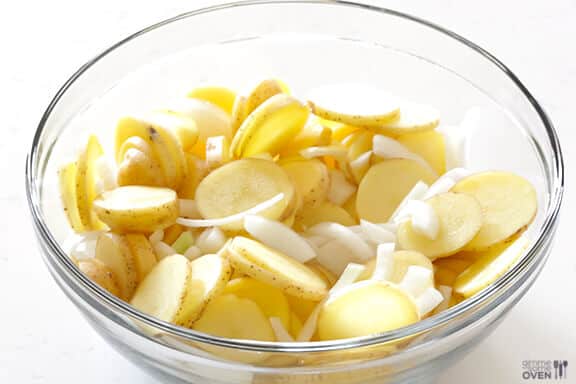 Easy Lemon Chicken Potato Casserole | gimmesomeoven.com Easy Lemon Chicken Potato Casserole | gimmesomeoven.com