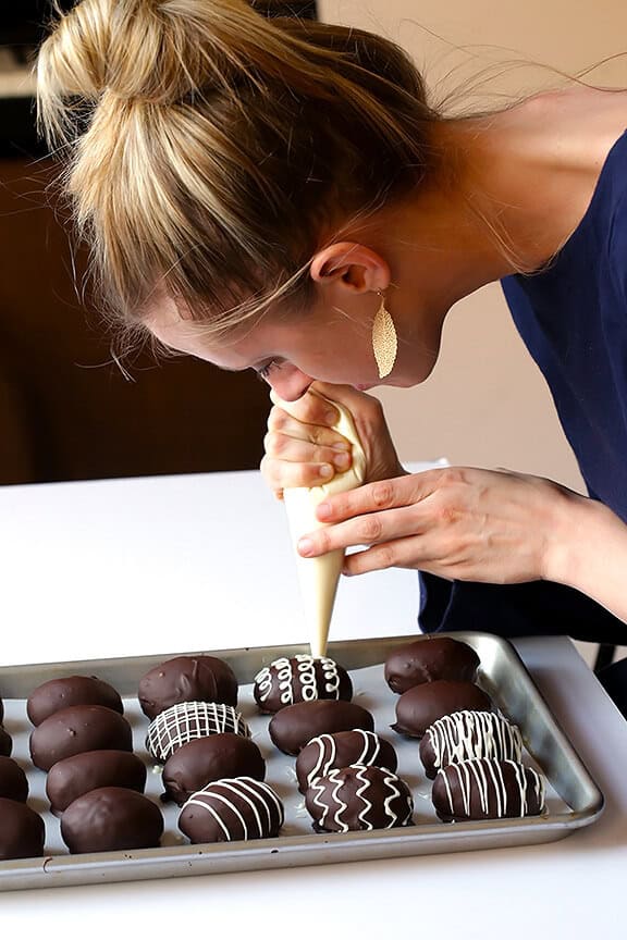 4-Ingredient Easter Egg Oreo Truffles | gimmesomeoven.com 4-Ingredient Easter Egg Oreo Truffles | gimmesomeoven.com