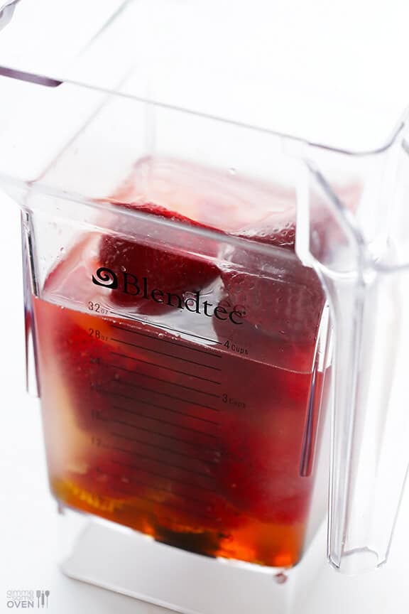Fresh Strawberry Margarita -- all you need are 5 ingredients and 5 minutes to make these fresh and naturally-sweetened drinks! gimmesomeoven.com Fresh Strawberry Margarita -- all you need are 5 ingredients and 5 minutes to make these fresh and naturally-sweetened drinks! gimmesomeoven.com