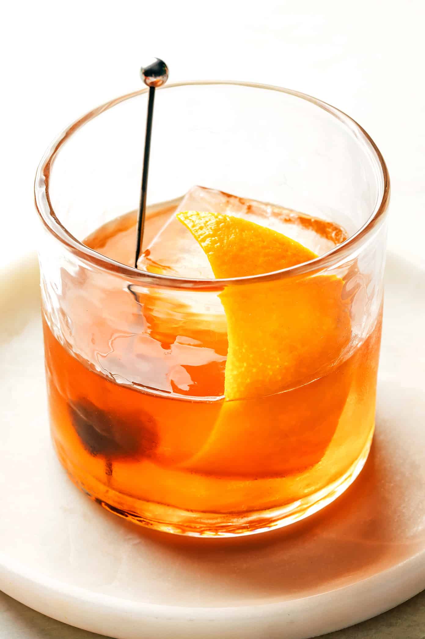 This classic old fashioned recipe is easy to make with bourbon, bitters, orange peel and your choice of sweetener. Such a simple, satisfying and swanky cocktail that never disappoints! | gimmesomeoven.com Old Fashioned Cocktail Recipe in Glass