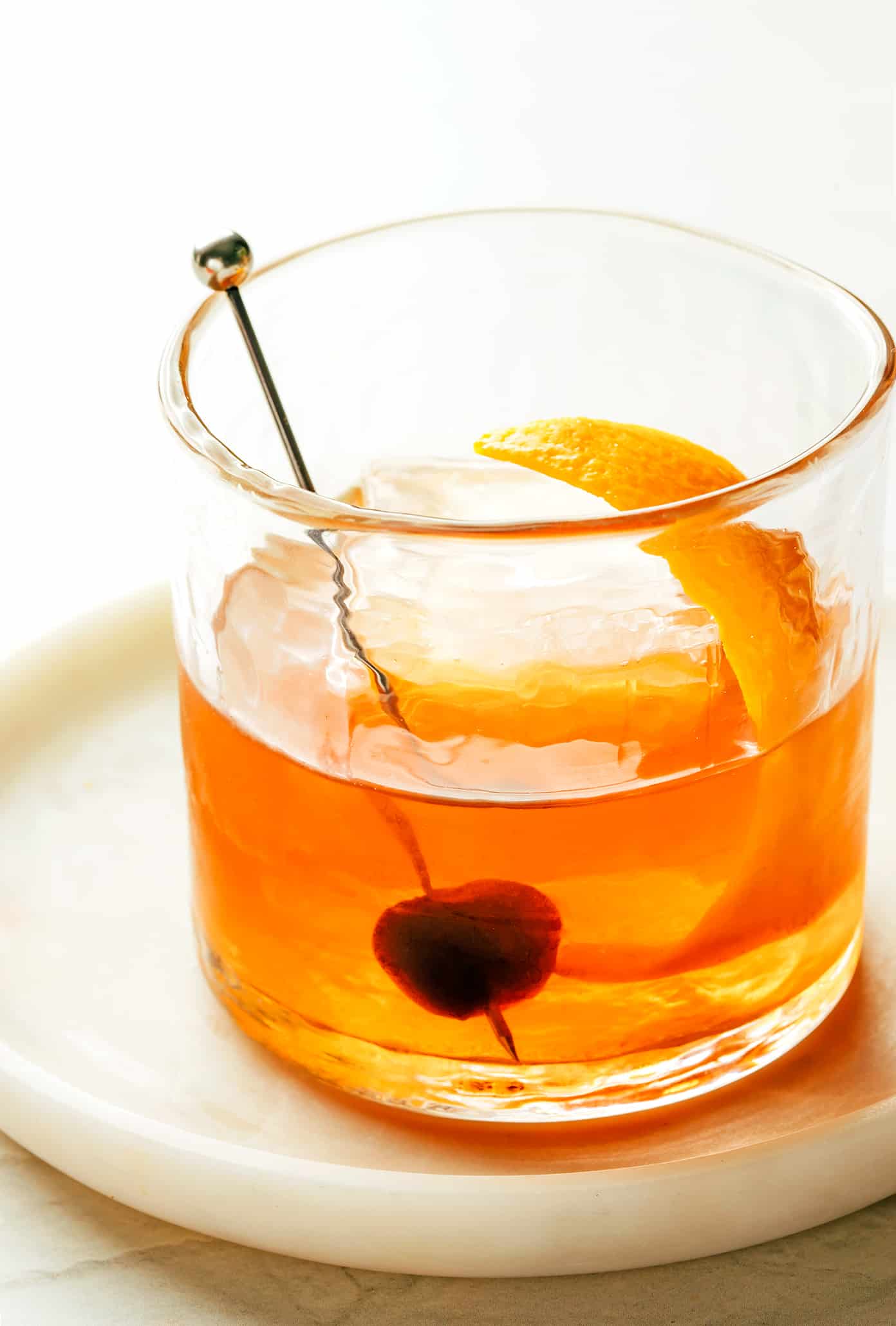 This classic old fashioned recipe is easy to make with bourbon, bitters, orange peel and your choice of sweetener. Such a simple, satisfying and swanky cocktail that never disappoints! | gimmesomeoven.com Old Fashioned Cocktail in Lowball Glass