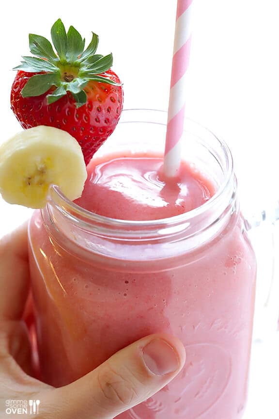 This Strawberry Banana Smoothie recipe is easy to make with just 5 ingredients, and always tastes so delicious! | gimmesomeoven.com #smoothie #strawberry #banana #breakfast #snack #healthy #glutenfree #vegan #vegetarian Easy Strawberry Banana Smoothie Recipe