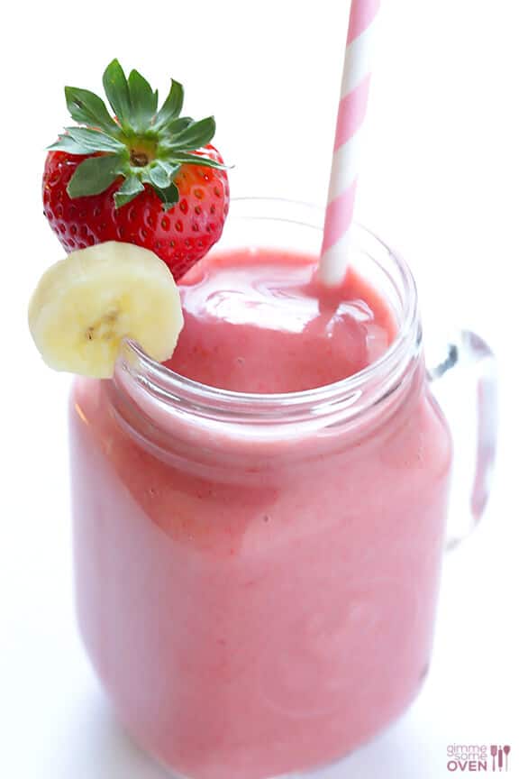 This Strawberry Banana Smoothie recipe is easy to make with just 5 ingredients, and always tastes so delicious! | gimmesomeoven.com #smoothie #strawberry #banana #breakfast #snack #healthy #glutenfree #vegan #vegetarian Best strawberry banana smoothie recipe