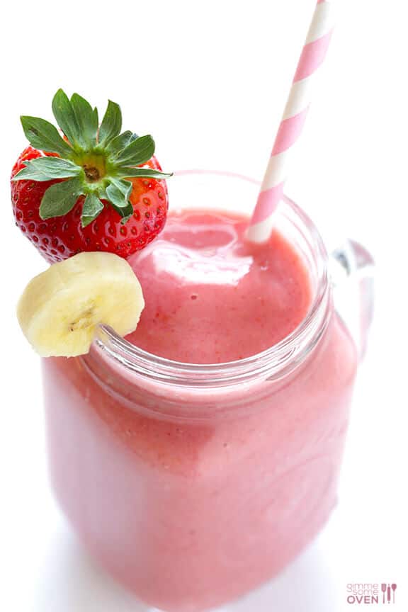This Strawberry Banana Smoothie recipe is easy to make with just 5 ingredients, and always tastes so delicious! | gimmesomeoven.com #smoothie #strawberry #banana #breakfast #snack #healthy #glutenfree #vegan #vegetarian Strawberry Banana Smoothie