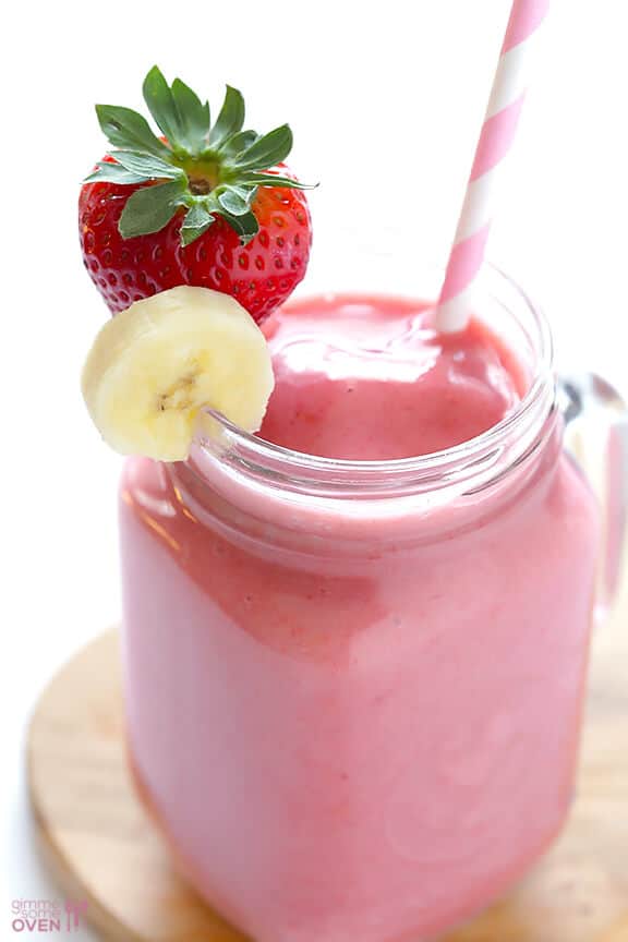 This Strawberry Banana Smoothie recipe is easy to make with just 5 ingredients, and always tastes so delicious! | gimmesomeoven.com #smoothie #strawberry #banana #breakfast #snack #healthy #glutenfree #vegan #vegetarian How to make a strawberry banana smoothie